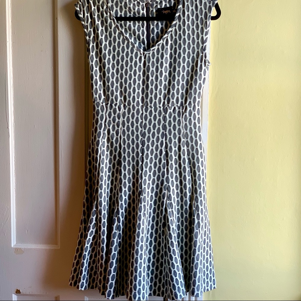 π½{Just...Taylor} Pleated Pattern Dressπ - Picture 2 of 4